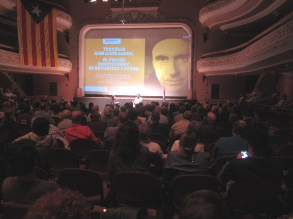Quatre-centes persones a l'Ateneu de Sant Celoni per escoltar el diputat Lluís Llach.