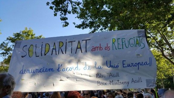 Una pancarta reclamant solidaritat pels refugiats a la manifestació d'avui.