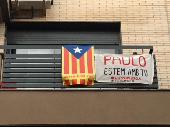 Una de les pancartes de suport al consege de l'escola Josep Pallerola i Roca.