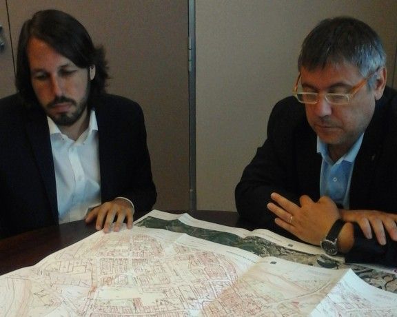 El diputat d'Urbanisme i Habitatge, Josep Ramon Mut, amb l'alcalde de Palau, Jordi Xena.