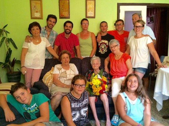 Teresa Martí Framis amb la seva família mcelebrant el seu centenari.