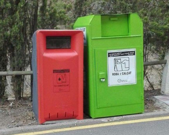 Nous contenidors de reciclatge d'oli, roba i calçat a Vallgorguina.