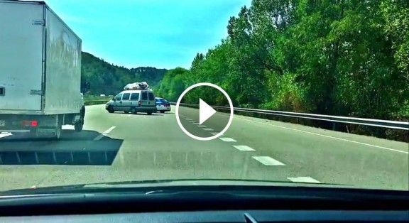 Els mossos persegueixen i intercepten un vehicle a l'AP7 a Sant Celoni.