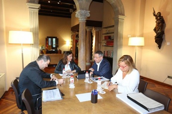 Un moment de la reunió de l'alcalde de Santa Maria de Palautordera amb la presidenta de la Diputació de Barcelona.