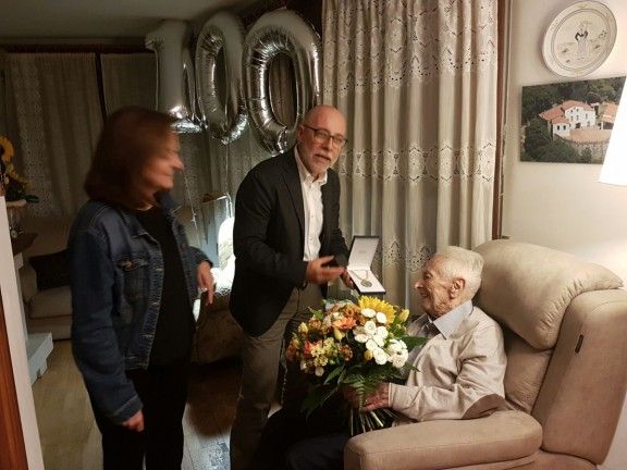 L'alcalde Francesc Deulofeu i la regidora Magalí Miracle felicitant el centenari de Josep Deulofeu.