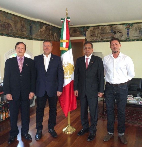 El cònsol de Mèxic, Fidel Herra, entremig de l'alcalde Jordi Xena i el regidor Sergi Zamora.