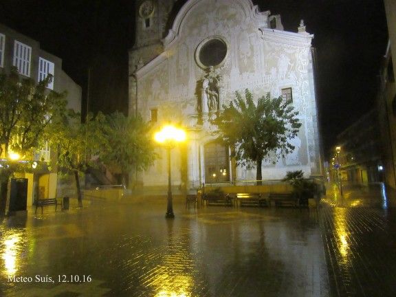 La plaça de l'Església de Sant Celoni poc abans de les nou del vespre d'aquest dimecres