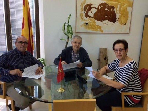 Signatura del conveni entre l'Ajuntament i Càritas d'Hostalric
