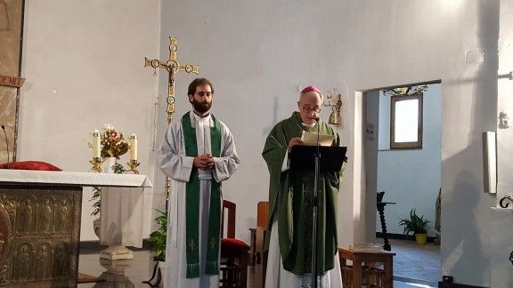 El mossèn Agustín Villalba i el bisbe auxiliar Salvador Cristau en la missa d'aquest diumenge.