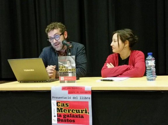 Marc Colomer i Sara González en la presentació a Sant Celoni del llibre Cas Mercuri, la galàxia Bustos