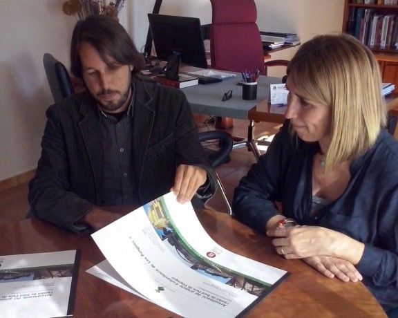 El diputat d'Urbanisme i Habitatge, Josep Ramon Mut, amb l'alcaldessa de Sant Pere de Vilamajor, Pamela Isus