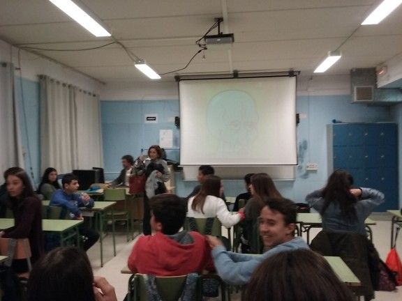 Alumnes de 3r d'ESO C de l'Institut Baix Montseny de Sant Celoni confinats a la seva classe per un simulacre de risc químic