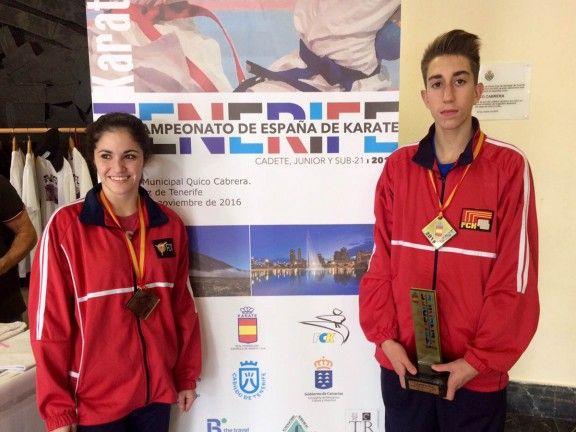Eva Cano Garcia i Joan Just Clopés amb les medalles del campionat estatal de karate