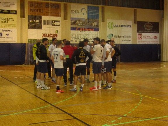 L'entrenador Pau Ventura dóna instruccions als seus jugadors del CH Sant Esteve