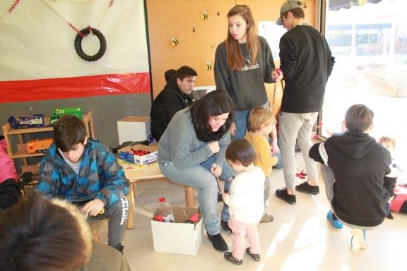 Petits i grans comparteixen activitats als centres educatius de Sant Celoni