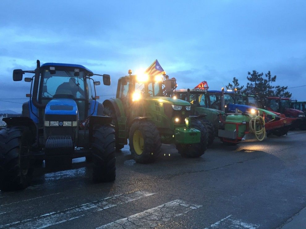 Els tractors, esperant a les Franqueses del Vallès per iniciar la marxa