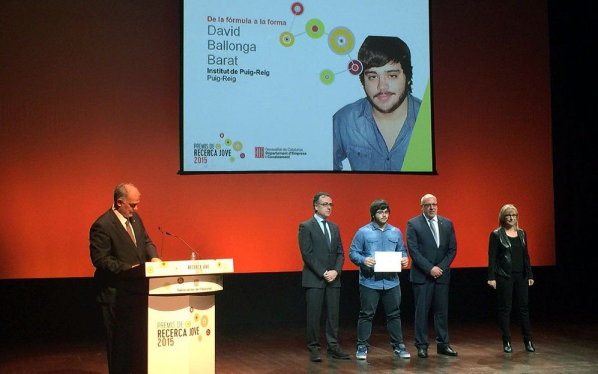 El jove de Puig-reig David Ballonga regollint el Premi Recerca Jove a Barcelona. 
