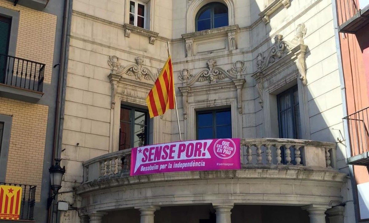 Ajuntament de Berga amb la pancarta de la campanya 
