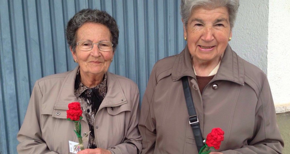 Dues veïnes de Gironella amb les roses solidàries.