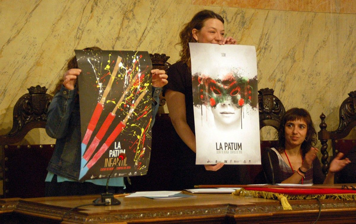 L'alcaldessa i la regidora de Patum anunciant el cartell de la Patum i Patum Infantil