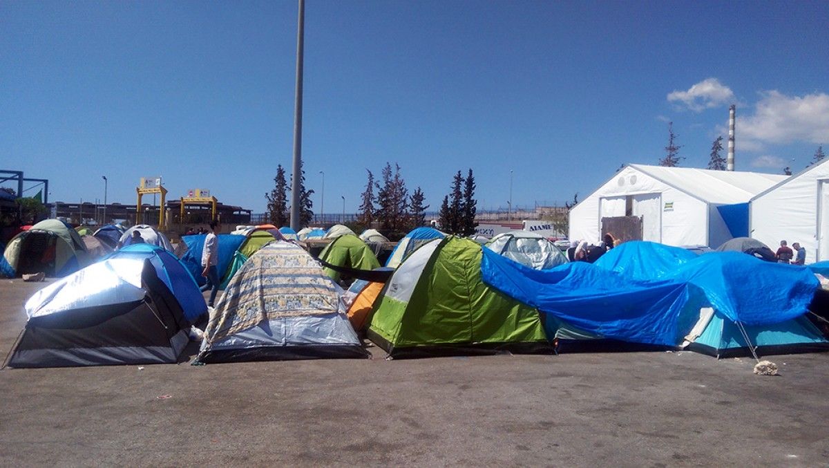 Camp de refugiats al port.