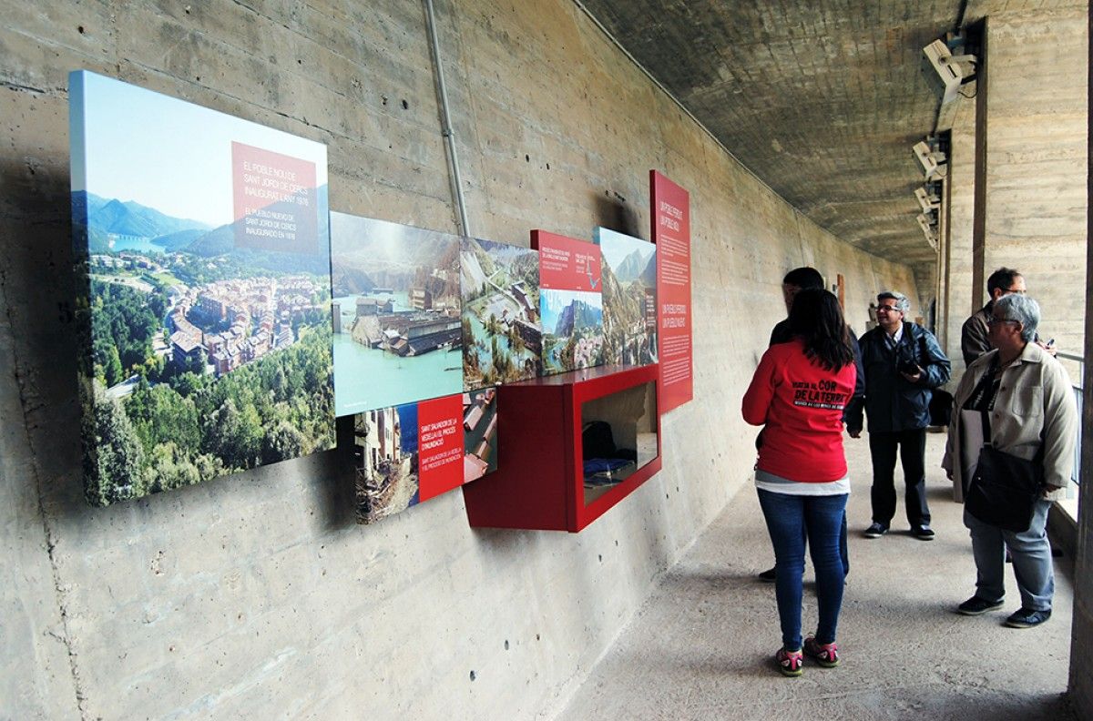 Exposició dins de la presa de la Baells.