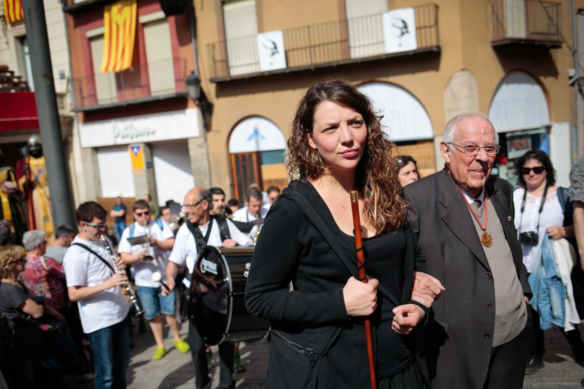 L'alcaldessa de Berga, Montse Venturós, amb la vara d'alcaldia anant cap a l'església.