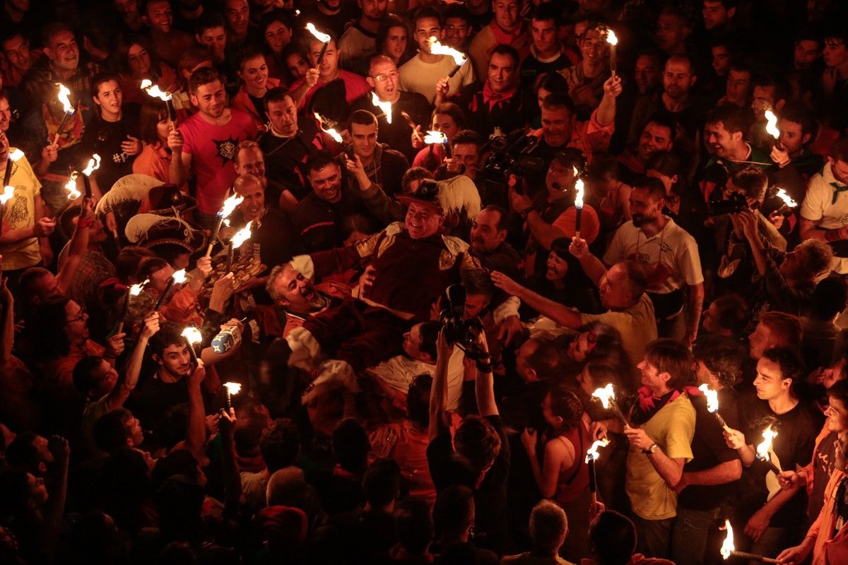 L'antic tabaler, Carles Prat, envoltat d'espelmes al mig de la plaça de Sant Pere. 