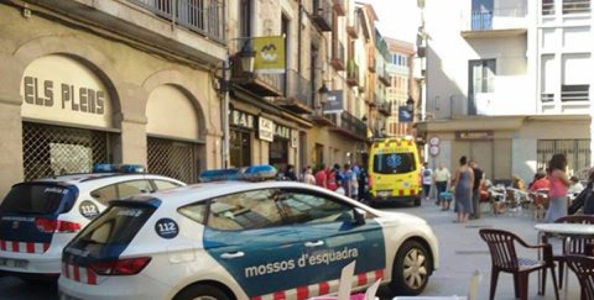 Dispositiu dels Mossos i el SEM a la plaça de Sant Joan de Berga després de l'agressió