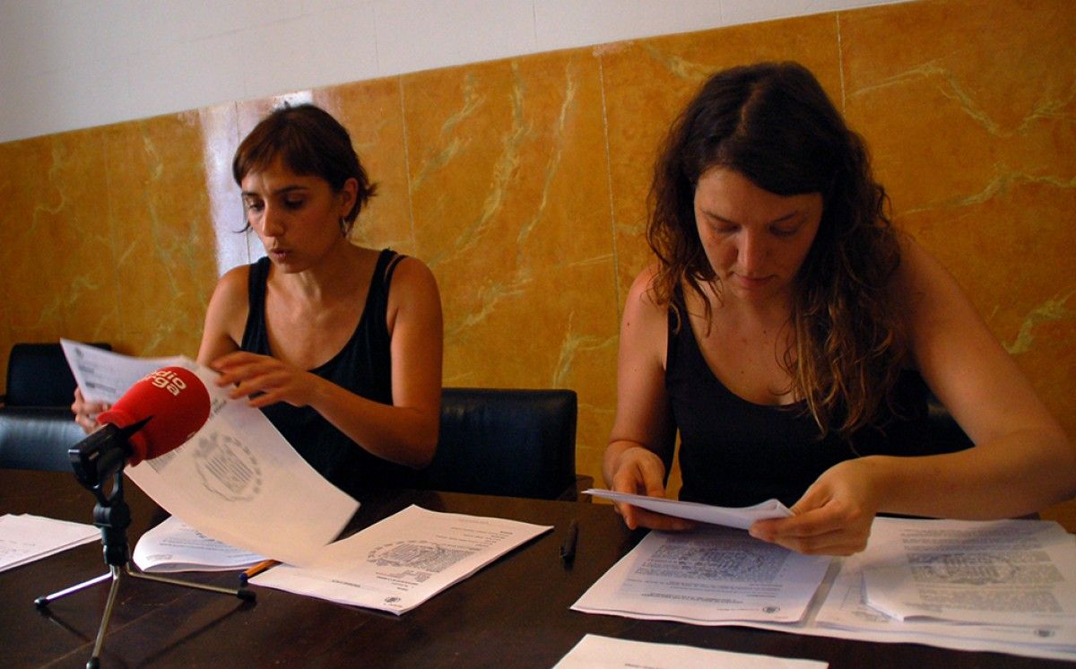 La regidora d'Atenció a les Persones, Anna Alsina, i l'alcaldessa, Montse Venturós, en roda de premsa.