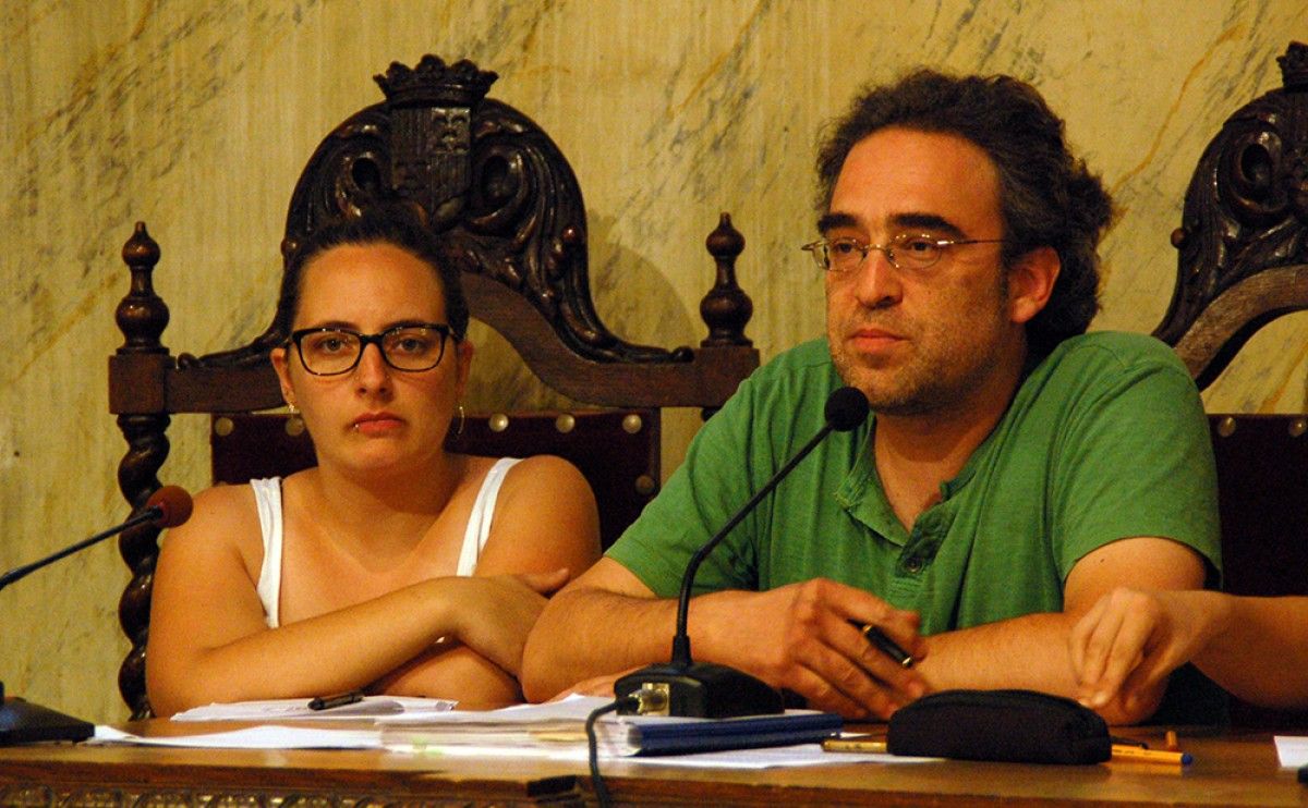 La regidora Mònica Garcia i el regidor Oriol Camps al Ple de Berga.