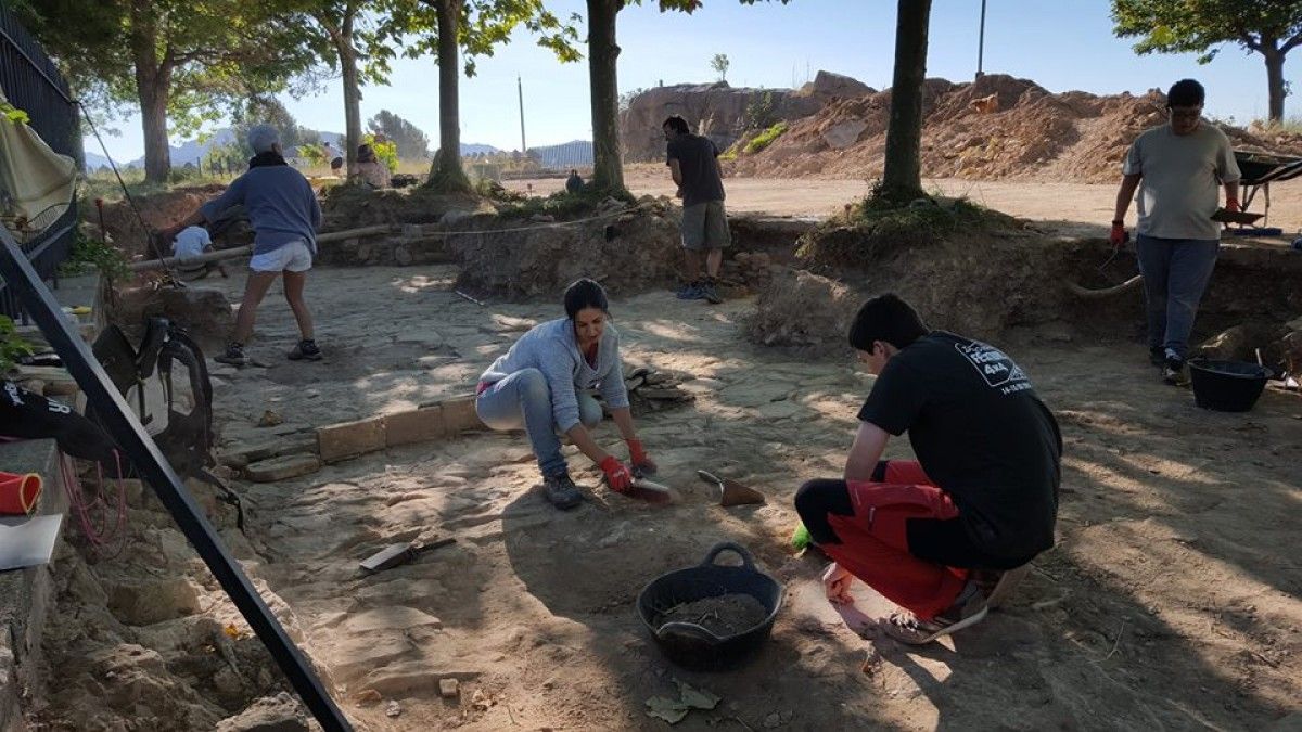 Alguns dels membres de l'excavació arqueològica del Castell de Berga