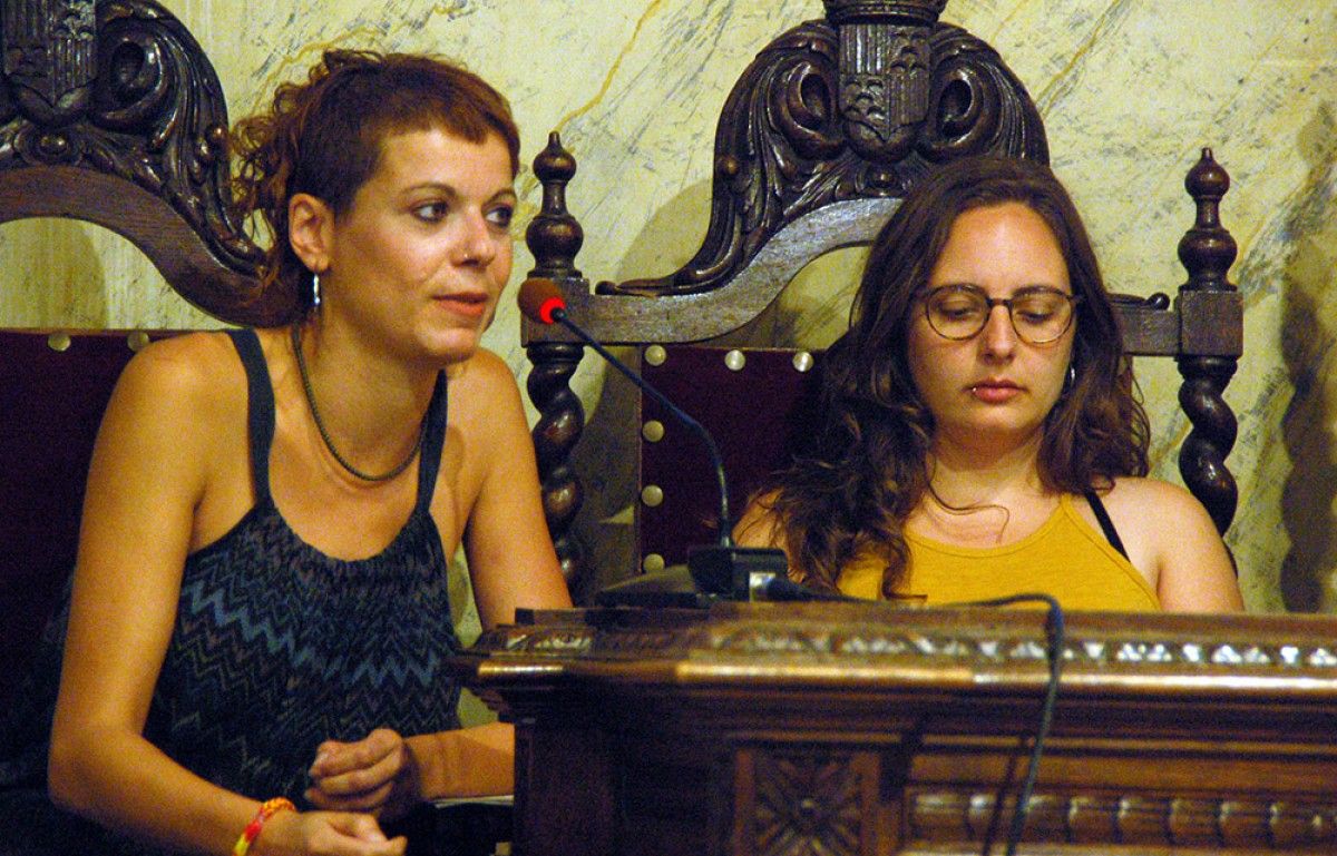 La regidora marxant, Sílvia Armengou, amb Mònica Garcia.