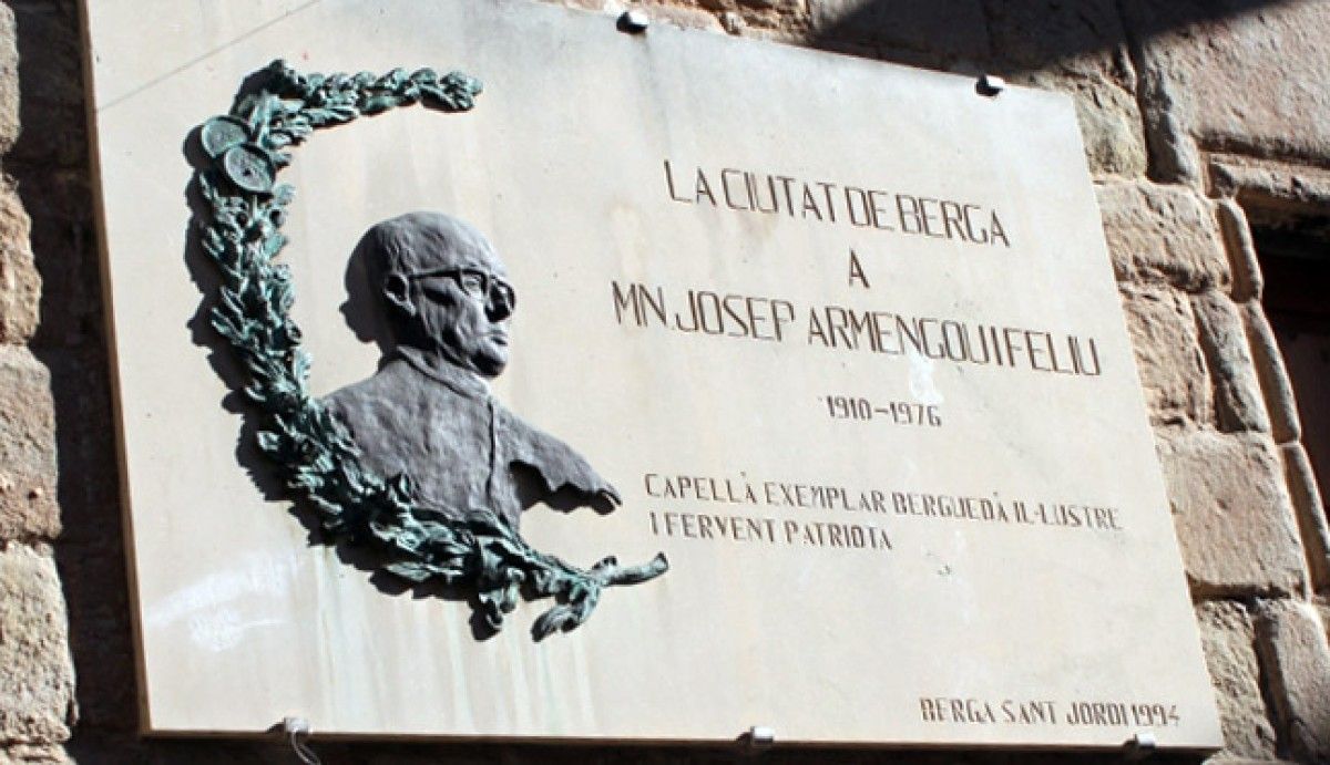 Placa dedicada a mossèn Armengou a Berga