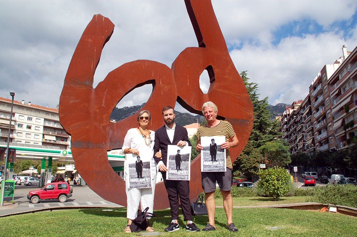 L'artista Abel Azcona amb els membres de Procés Constituent al Berguedà