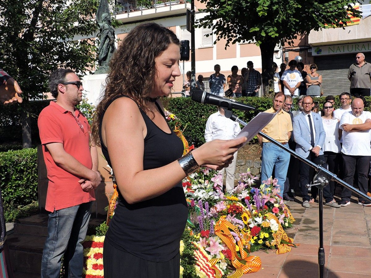 L'alcaldessa de Berga, Montse Venturós, llegint el manifest institucional de la Diada a Berga