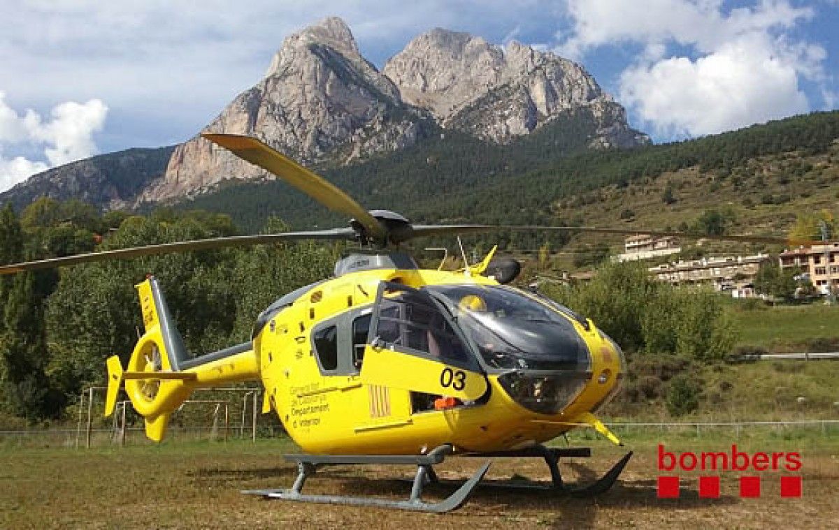 Imatge d'arxiu d'un helicòpter dels Bombers amb el Pedraforca de fons