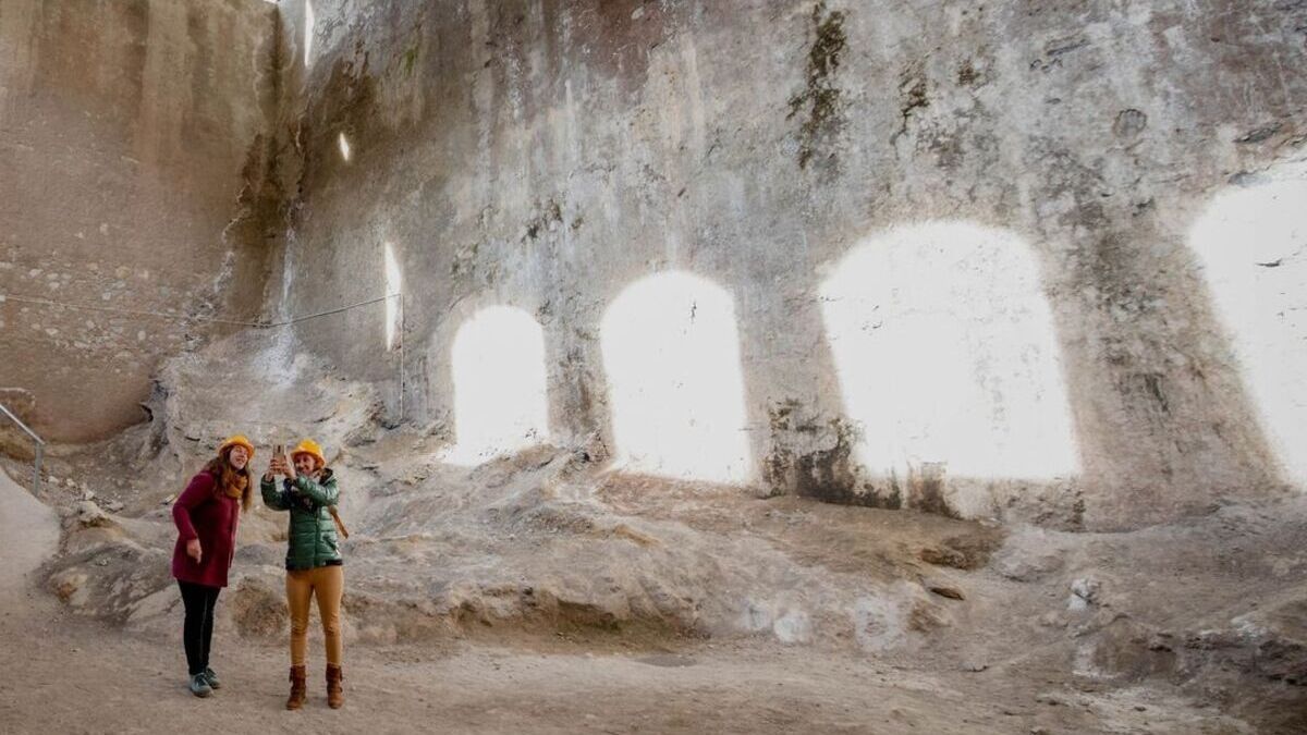 Dues visitants a les instal·lacions del Museu del Ciment