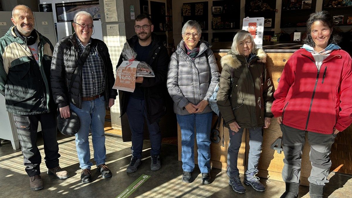 El regidor Jordi Riera entrega a Xavier Huguet el lot que l'equip del Museu ha preparat per obsequiar al visitant número 645.000