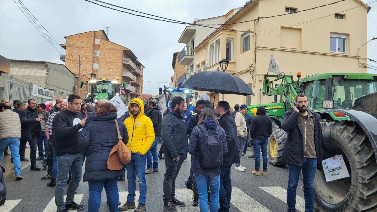 Els pagesos de la Catalunya Central s'han concentrat per rebre la vicepresidenta Laura Vilagrà a Casserres