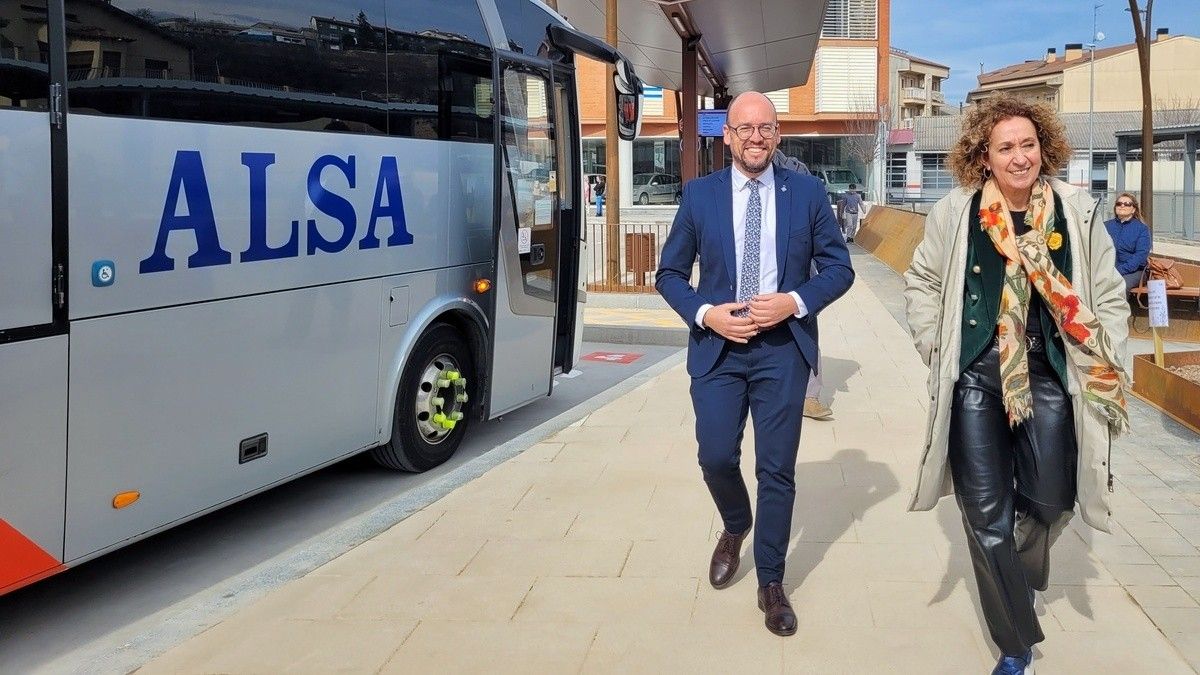 David Font i Ester Capella han inaugurat el nou baixador d'autobusos de Gironella