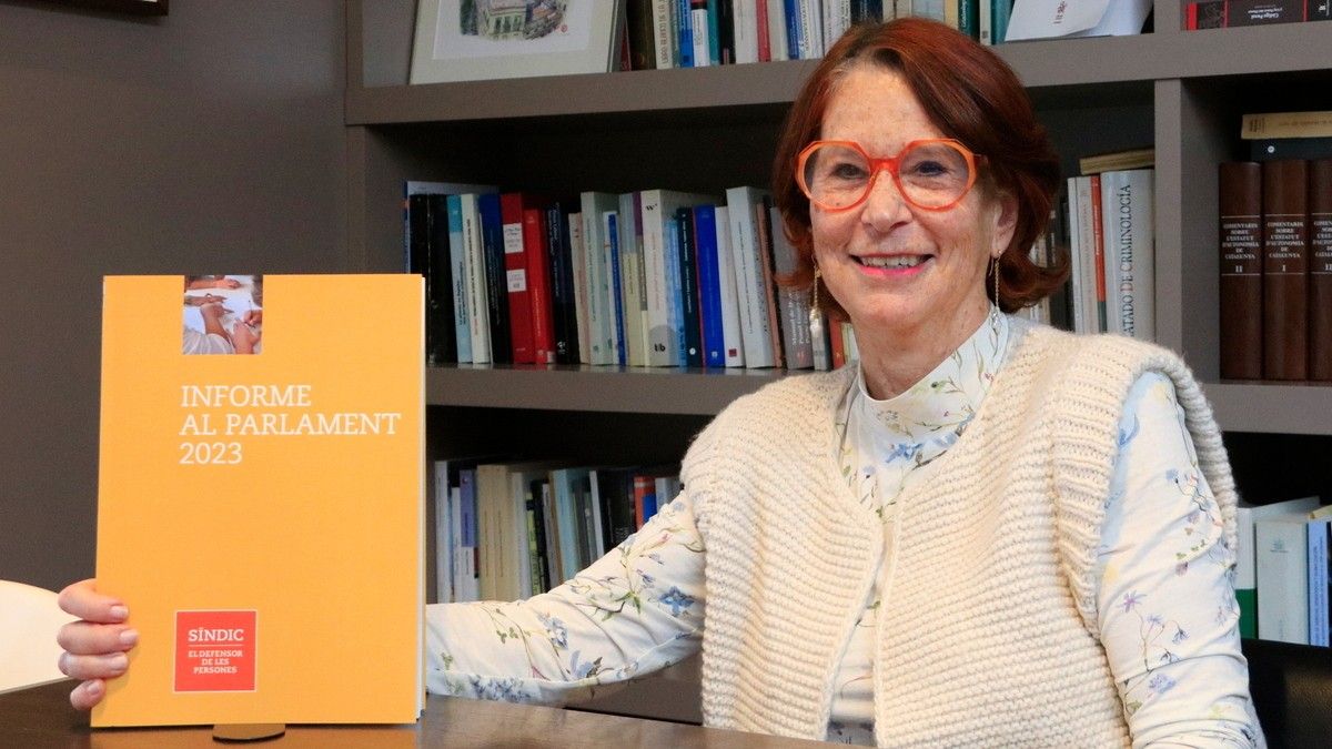 La síndica de greuges de Catalunya, Esther Giménez-Salinas, amb l'informe del 2023