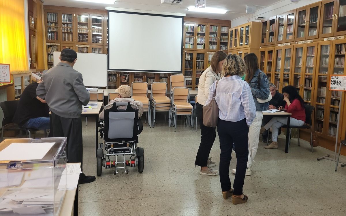 Gent votant a l'INS Guillem de Berguedà