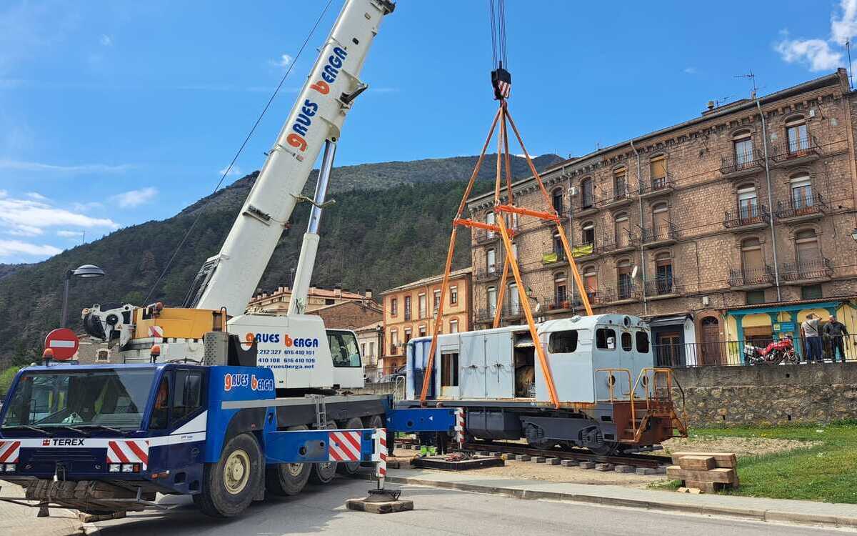 La locomotora Alstom 705 del Carrilet s'ha instal·lat al costat de l'edifici de l'antiga estació de Guardiola