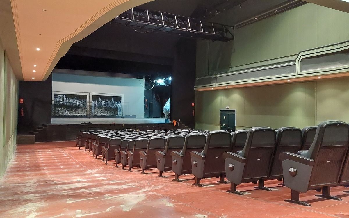 Els treballs han començat retirant les butaques de la platea del Teatre Municipal