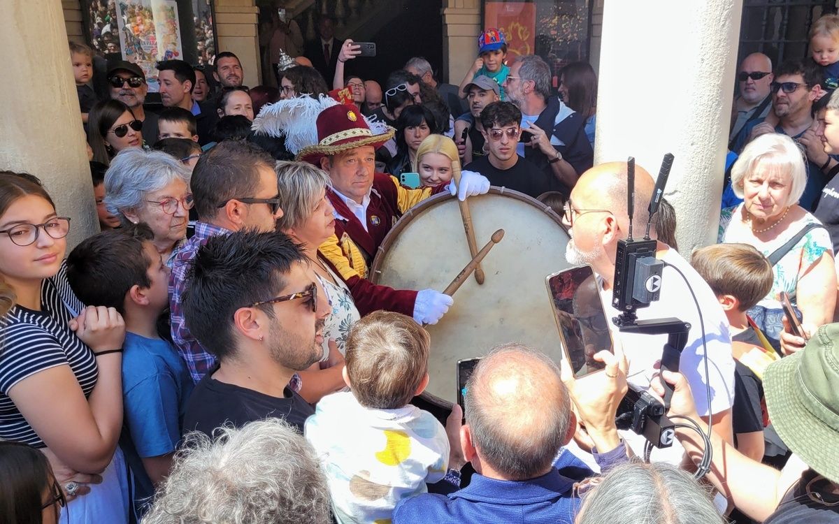 El Tabaler ha sortit des de l'Ajuntament de Berga per anunciar la futura celebració del Corpus a la ciutat