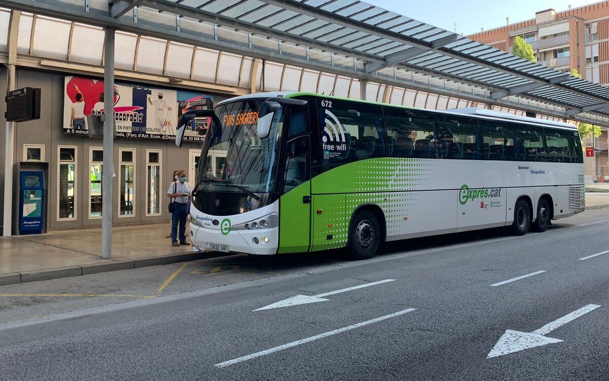 Un dels busos de la xarxa Exprés.cat, fent aturada a l'Estació d'Autobusos de Vic