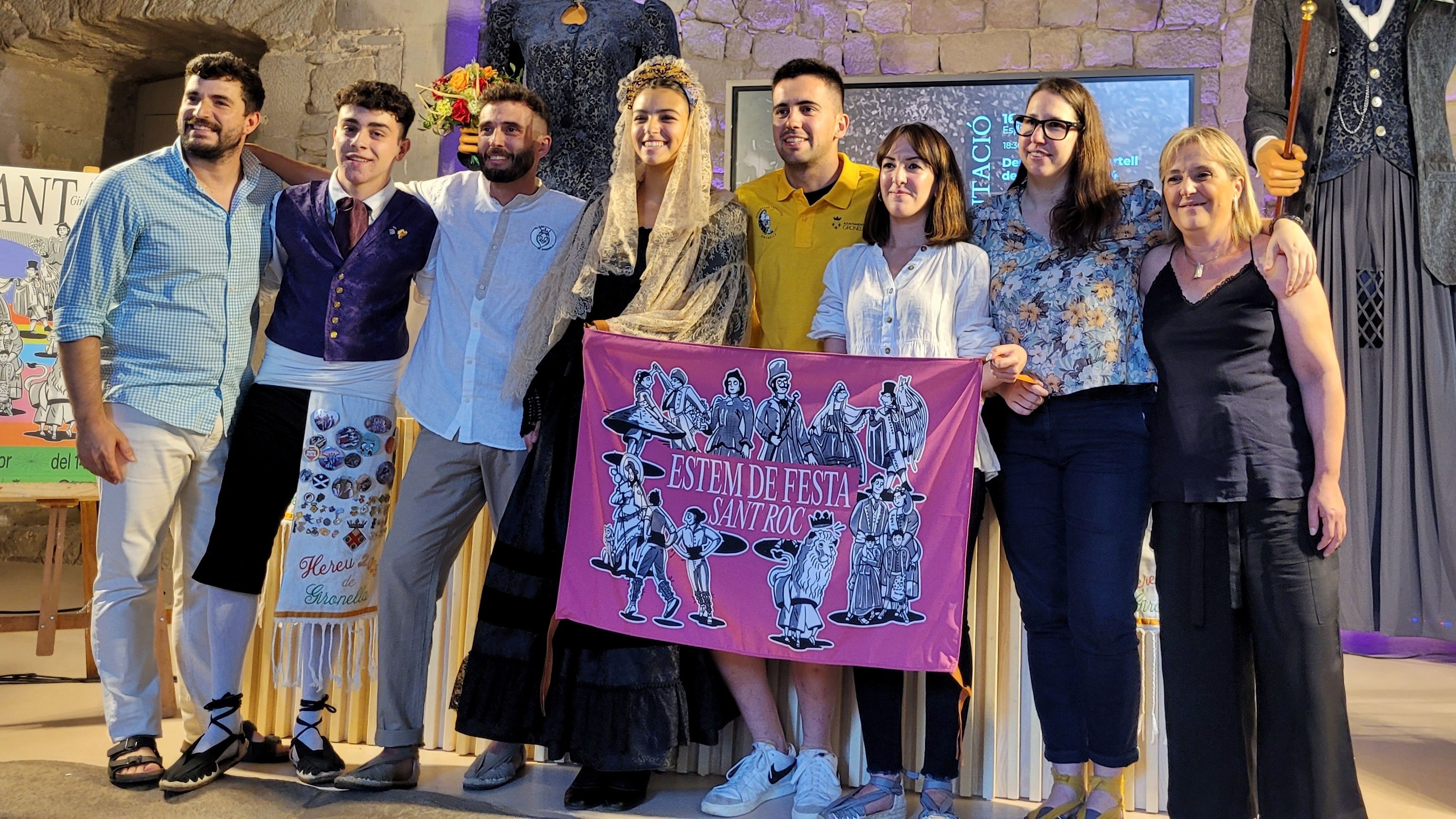 Els representants de l'Agrupació Cultural Tres Pinyes de Gironella i el regidor de cultura, Lluís Vall