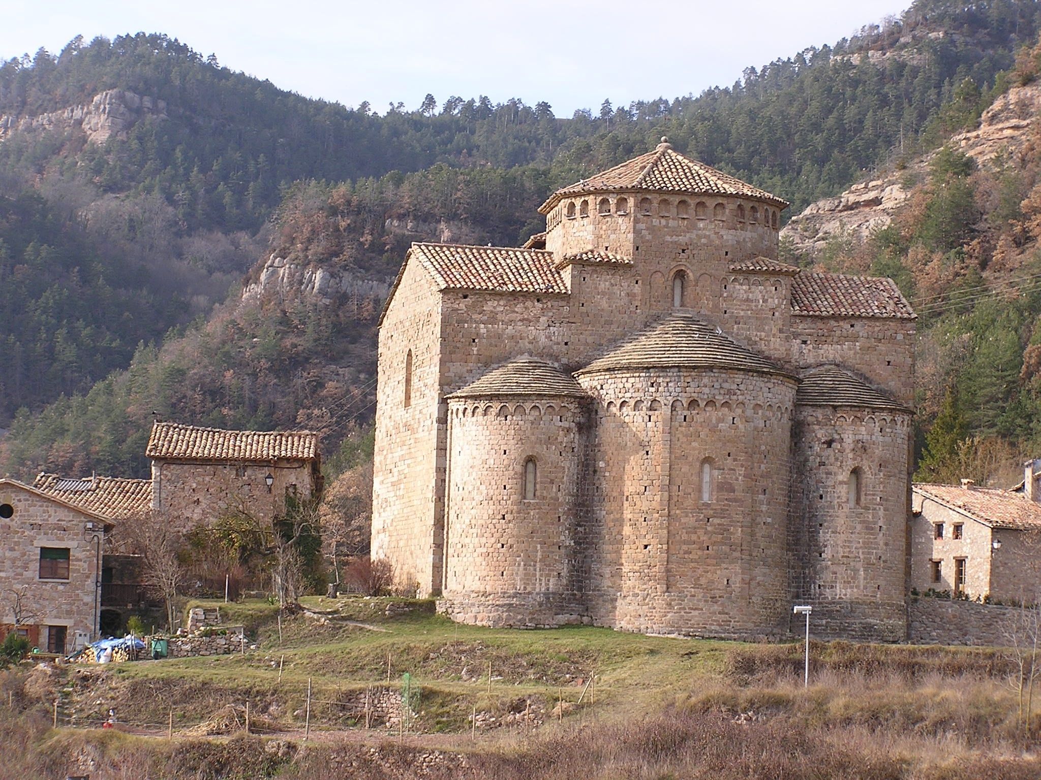 L'esgésia de Sant Jaume de Frontanyà és una de les representacions més preuades del romànic al Berguedà