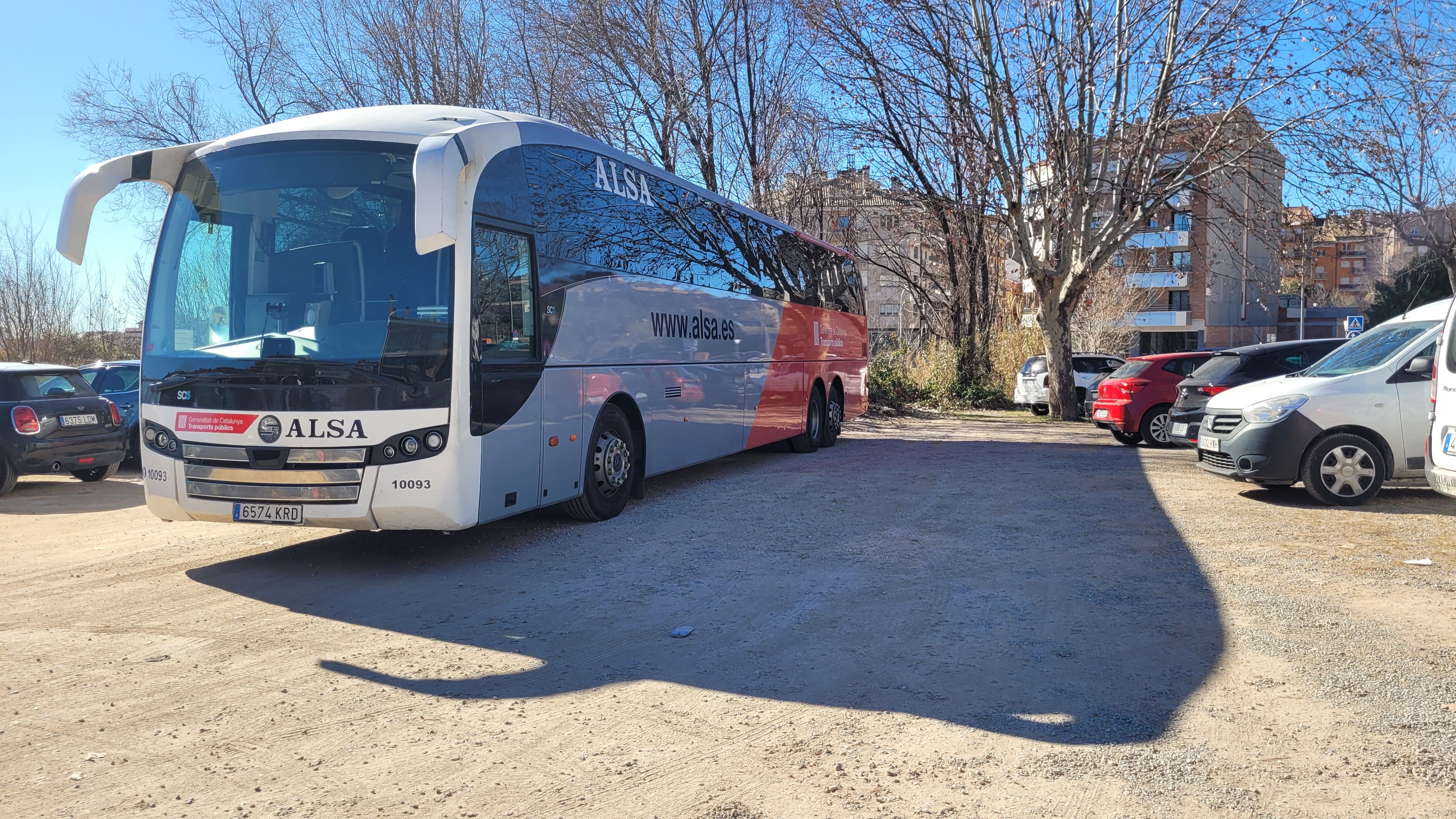 Un bus estacionat a la Rasa dels Molins de Berga